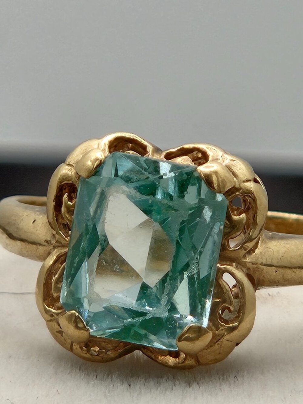 Vintage 10K Yellow Gold Emerald Cut Aqua Blue Stone Solitaire Ring Size 5.5